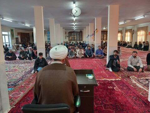 تصاویر/ نشست صمیمی طلاب با مدیر مدرسه علمیه ولیعصر(عج) تبریز