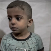 فیلم | لرزش دستان کودک فلسطینی از هراس بمباران دیشب