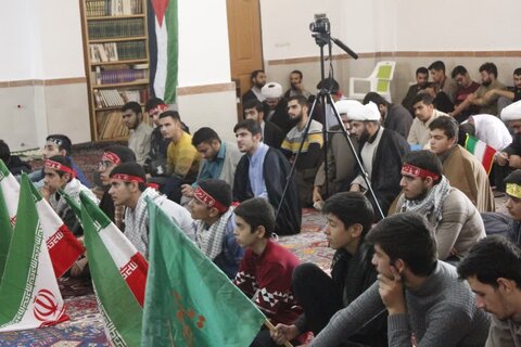 تصاویر / تجمع طلاب و روحانوین خوی در محکومیت جنایت حمله صهیونیست‌ها به بیمارستان المعمدانی غزه