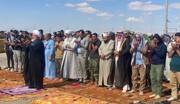 حشود من العراقيين تقيم صلاة الجمعة على الحدود الاردنية نصرة لغزة