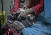 खतरनाक माहौल में भी फिलिस्तीनी महिला ने कुरान को अपने से अलग नहीं किया + फोटो
