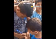 ویڈیو/ فلسطینی بچے شہادت کے بعد اپنی لاش کی شناخت کے لئے ہاتھوں پر اپنام نام لکھتے ہوئے