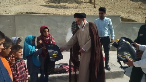 اهدای بسته های آموزشی و تحصیلی بین دانش آموزان مناطق محروم شهرستان صیدون
