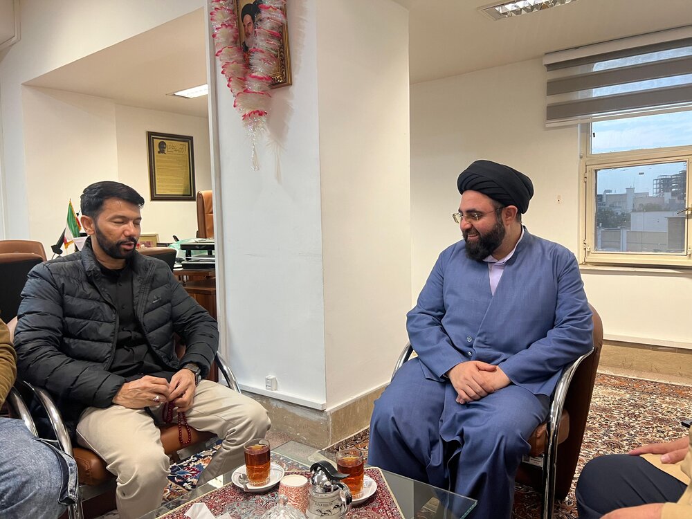 عالمی شہرت یافتہ نوحہ خواں علی صفدر کی حرم امام رضا (ع) میں حاضری؛ بین الاقوامی امور کے سربراہ سے ملاقات