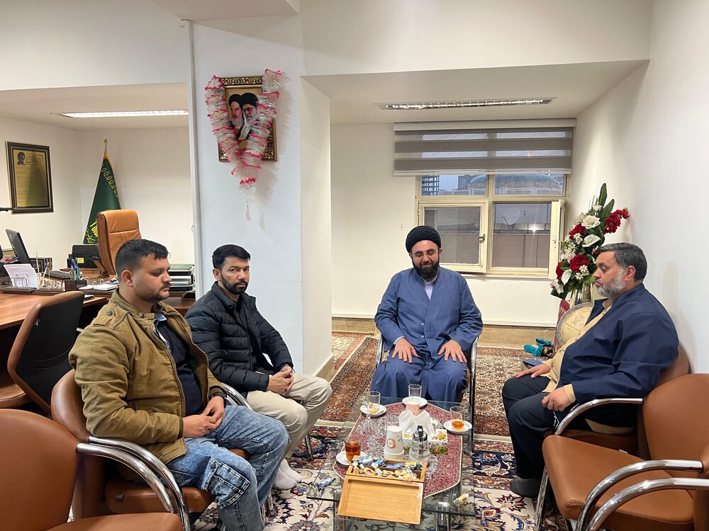 عالمی شہرت یافتہ نوحہ خواں علی صفدر کی حرم امام رضا (ع) میں حاضری؛ بین الاقوامی امور کے سربراہ سے ملاقات