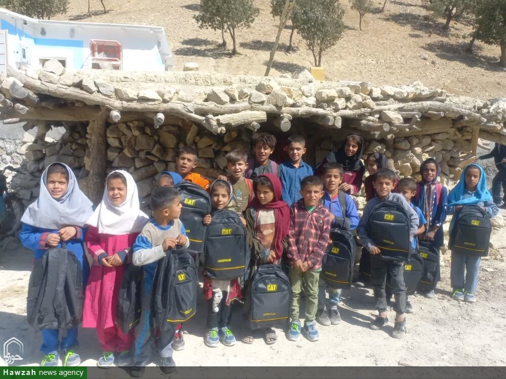 اهدای بسته های آموزشی و تحصیلی بین دانش آموزان مناطق محروم شهرستان صیدون