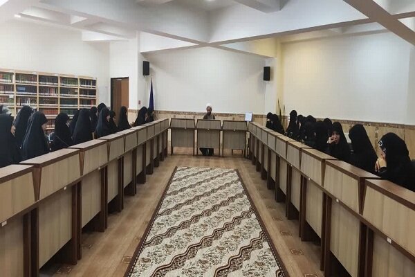 طلاب با تقویت بُعد علمی و معنوی خود، توطئههای دشمن را خنثی کنند