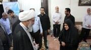 تصاویر/ همدردی امام جمعه بوشهر با خانواده رزمنده بسیجی مرحوم «بارونی»