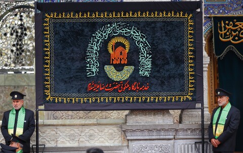 تصاویر/ آیین تعویض پرچم گنبد حرم حضرت معصومه (س) بمناسبت سالروز وفاتشان