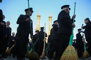 تصاویر/ جاروکشی خادمان در حرم حضرت معصومه(س)