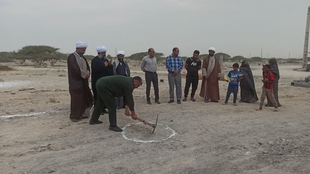 کلنگ ساخت خانه عالم محله روحالله بندرلنگه به زمین زده شد