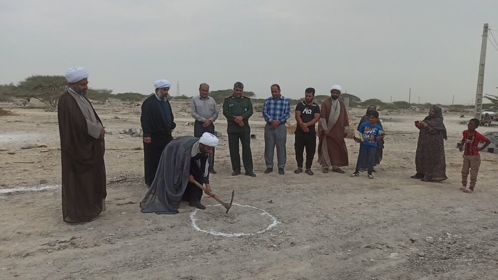 کلنگ ساخت خانه عالم محله روحالله بندرلنگه به زمین زده شد