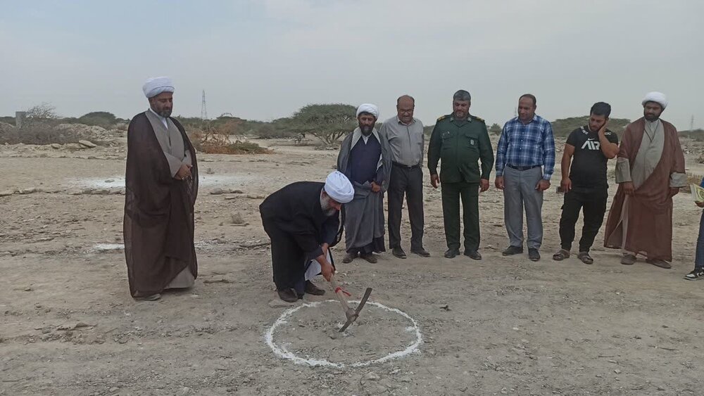 کلنگ ساخت خانه عالم محله روحالله بندرلنگه به زمین زده شد