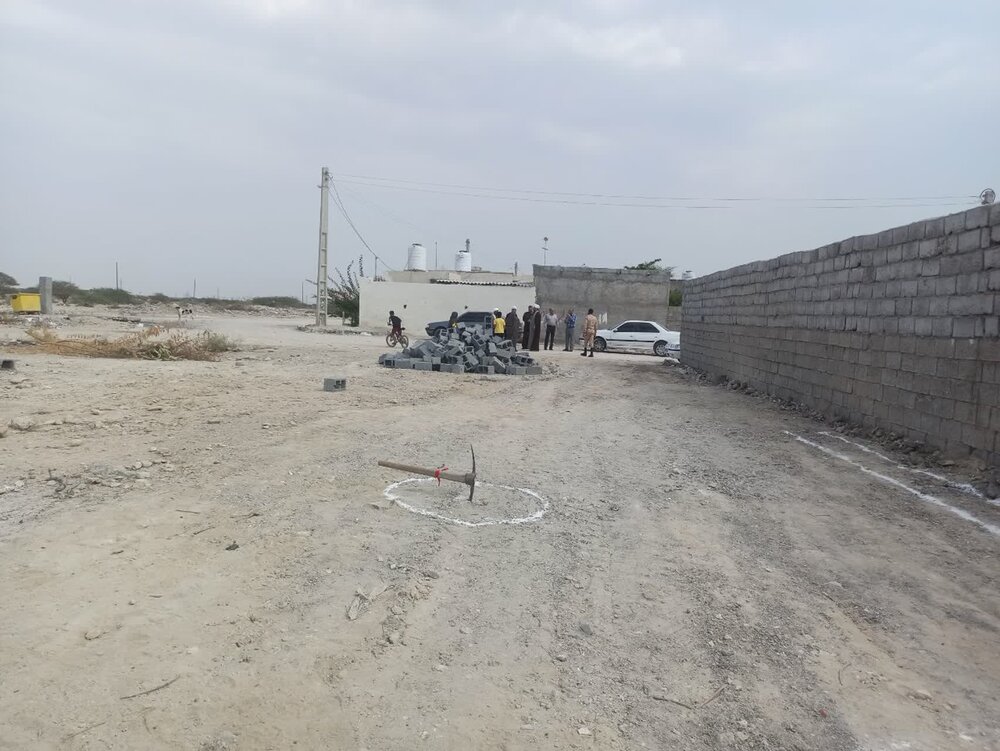 کلنگ ساخت خانه عالم محله روح‌الله بندرلنگه به زمین زده شد