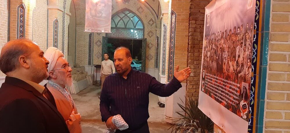 مراسم رونمایی از کتاب «نگاه عاشقانه» در کاشان برگزار شد