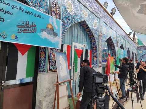 نمایشگاه آثار هنری نقاشان در حرم حضرت زینب (س) در حمایت از عملیات طوفان الاقصی