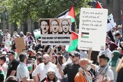 ऑस्ट्रेलिया के शहर मेलबर्न में हज़ारों लोगों ने फिलिस्तीनियों के समर्थन में प्रदर्शन किया/फोंटों