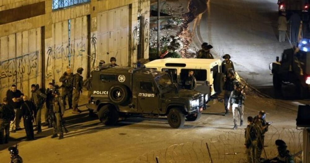 الإحتلال يقتحم مناطق مختلفة في الضفة الغربية الإحتلال يقتحم مناطق مختلفة في الضفة الغربية