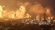 غزہ کے القدس اسپتال خالی کرنے کی دھمکی کے بعد اسپتال سے ملحقہ عمارتوں پر اسرائیل کی زبردست بمباری
