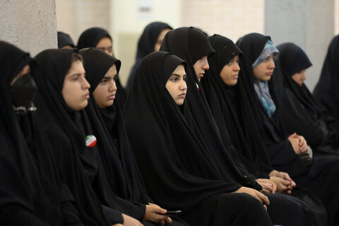 تصاویر / دیدار صمیمانه جمعی از دانشآموزان با نماینده ولی فقیه در استان قزوین