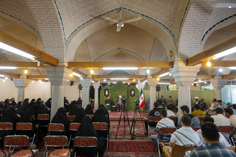 تصاویر / دیدار صمیمانه جمعی از دانشآموزان با نماینده ولی فقیه در استان قزوین