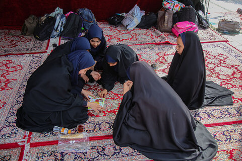 بازدید جمعی از دختران دانش‌آموز از نمایشگاه دختران بهشتی