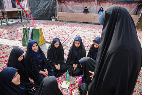 بازدید جمعی از دختران دانش‌آموز از نمایشگاه دختران بهشتی