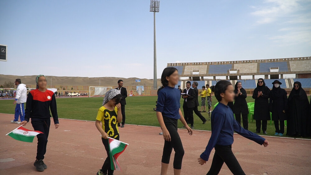 هنجارشکنی در مکان عمومی با پول بیت المال! / دهن کجی به ارزشها در ورزشگاه غدیر