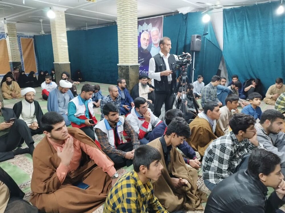 طلبهای که کنار مردم باشد بهتر میتواند مفاهیم دینی را انتقال دهد