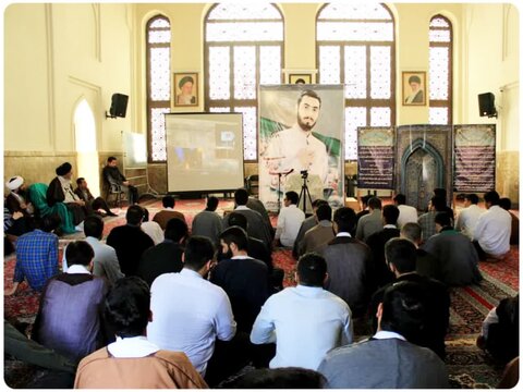 تصاویر/ جلسه درس اخلاق و گرامیداشت طلبه شهید آرمان علی وردی در مدرسه علمیه امام خمینی (ره)گرگان