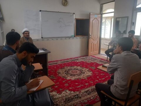 تصاویر/برگزاری دومین کانون علمی علوم عقلی در مدرسه علمیه امام صادق (ع) بیجار