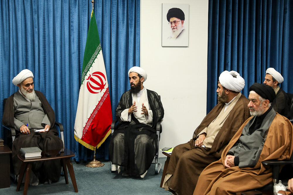 هر چه میخواهیم باید از قرآن و اهل بیت (ع) بخواهیم