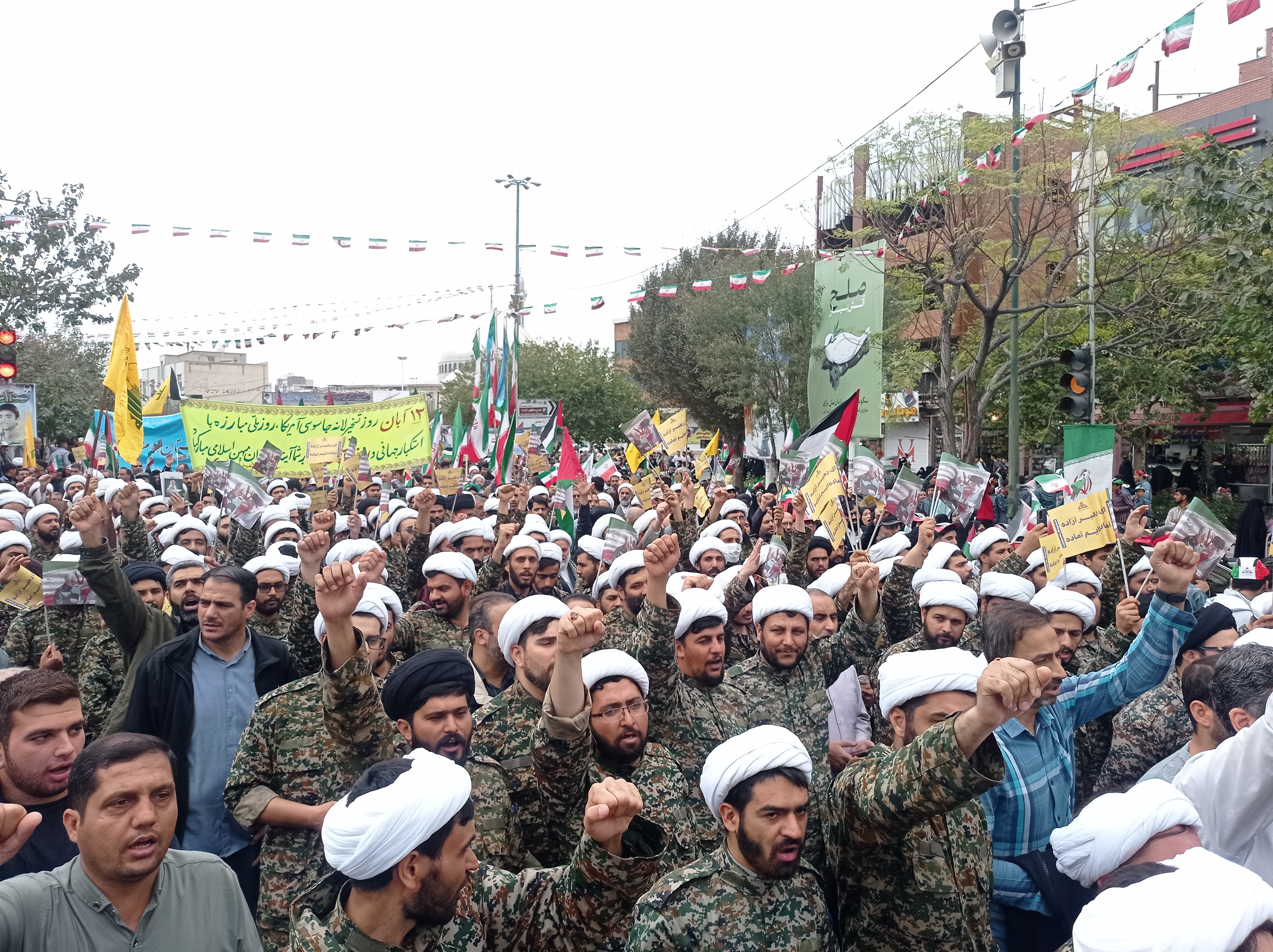 راهپیمایی ۱۳ آبان  در قم آغاز شد+ تصاویر و فیلم