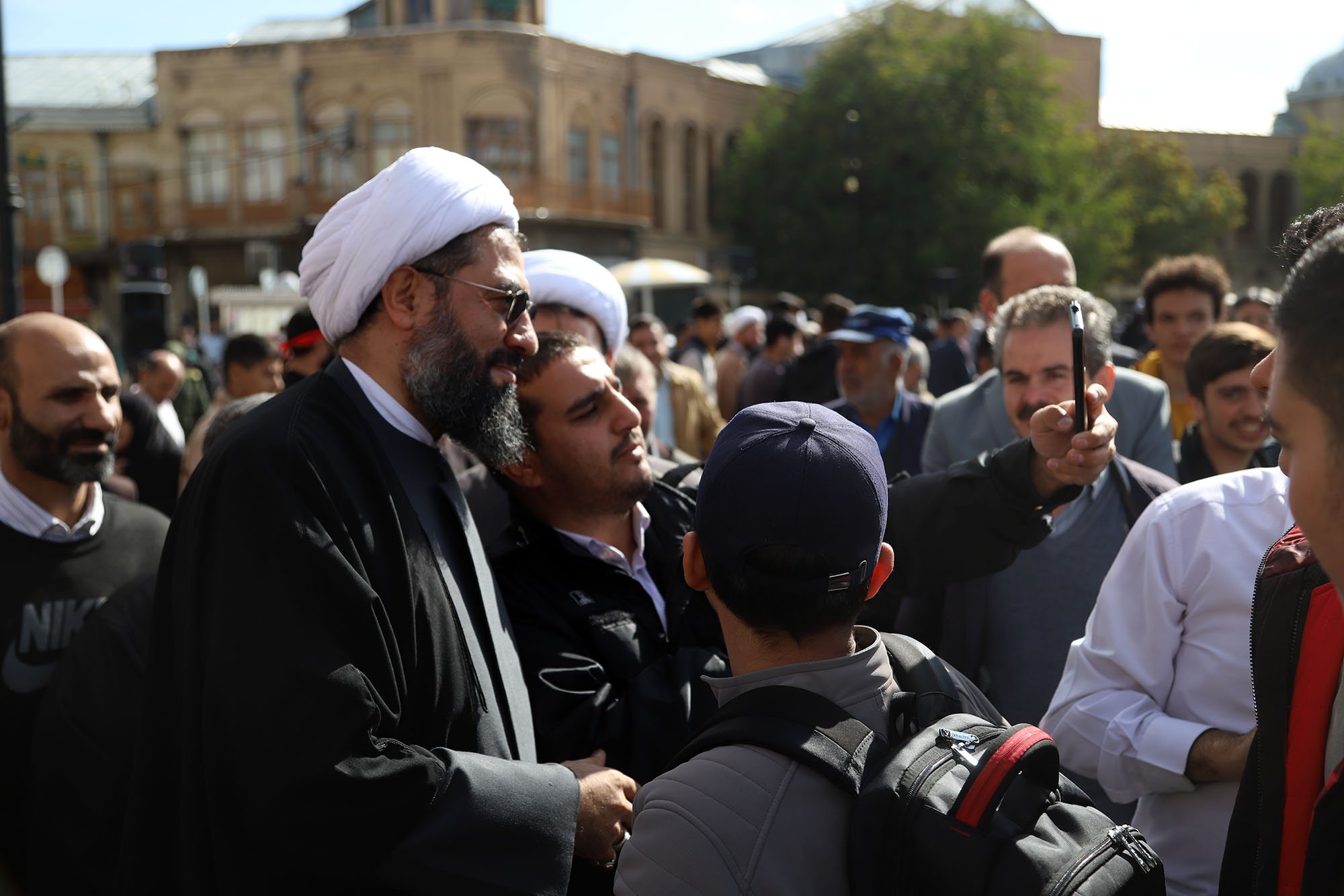 تصاویر / گفت‌وگوی امام جمعه همدان با دانش‌آموزان شرکت کننده در راهپیمایی ۱۳ آبان