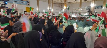 تصاویر/ حضور طلاب، اساتید و کادر مدرسه علمیه فاطمه الزهرا (س) ساوه در یوم الله ۱۳ آبان