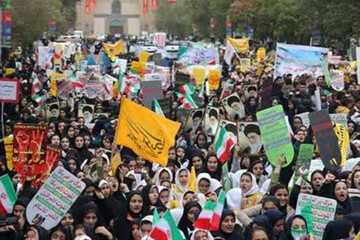 تصاویر/ حماسه دختران و پسران دانش آموز یزدی در ۱۳ آبان ۱۴۰۲