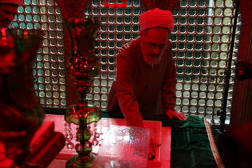 تصاویر/ حضور آیت‌الله اعرافی در آیین غبارروبی و عطرافشانی حرم حضرت موسی مبرقع (ع)