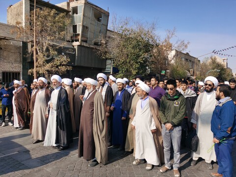 حضور روحانیون و طلاب حوزه علمیه استان یزد در راهپیمایی ١٣ آبان امسال