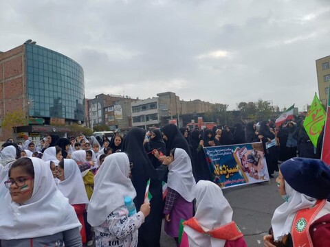 تصاویر/ راهپیمایی طلاب حوزه عملیه خواهران خسروشاه در ۱۳ آبان