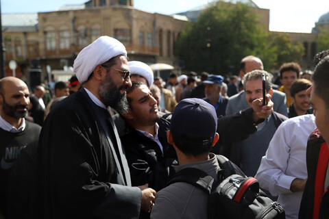 تصاویر / گفت‌وگو امام جمعه همدان با دانش‌آموزان شرکت کننده در راهپیمایی 13 آبان