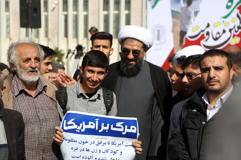 تصاویر / گفت‌وگو امام جمعه همدان با دانش‌آموزان شرکت کننده در راهپیمایی 13 آبان