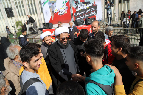 تصاویر / گفت‌وگو امام جمعه همدان با دانش‌آموزان شرکت کننده در راهپیمایی 13 آبان