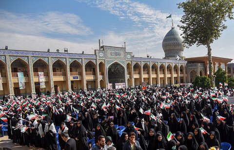 تصاویر|  اجتماع بزرگ دانش آموزان شیرازی با حضور نماینده ولی فقیه در فارس و وزیر آموزش و پرورش