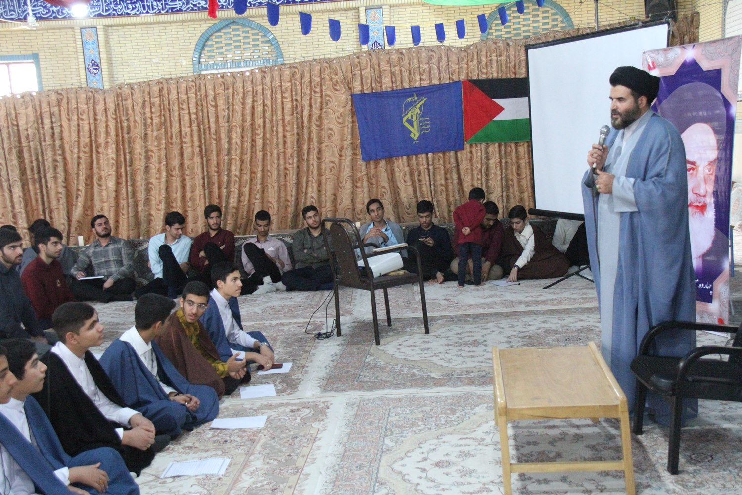 تصاویر/ برنامه دانش افزایی «معارف نماز» در مدرسه علمیه برازجان