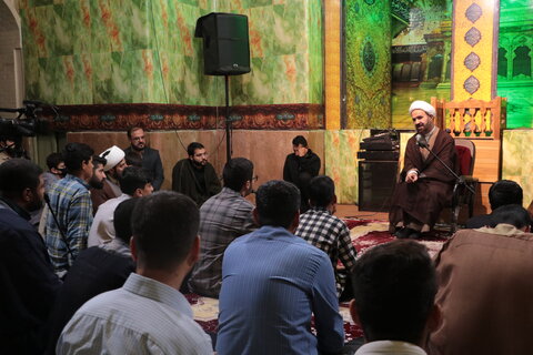 تصاویر| نشست صمیمی تولیت آستان مقدس حضرت شاهچراغ(ع) با طلاب منصوریه