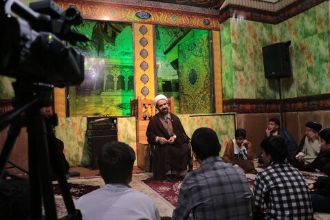 تصاویر| نشست صمیمی تولیت آستان مقدس حضرت شاهچراغ(ع) با طلاب منصوریه