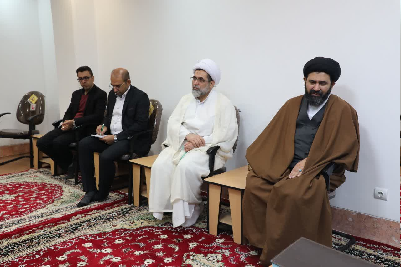 لباس طلبگی، لباس خدمت است/ سیاست های وقف در امور فرهنگی بازنگری شود