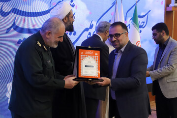 تصاویر / تقدیر از دست اندرکاران برگزاری کنگره ملی هشت هزار شهید استان همدان