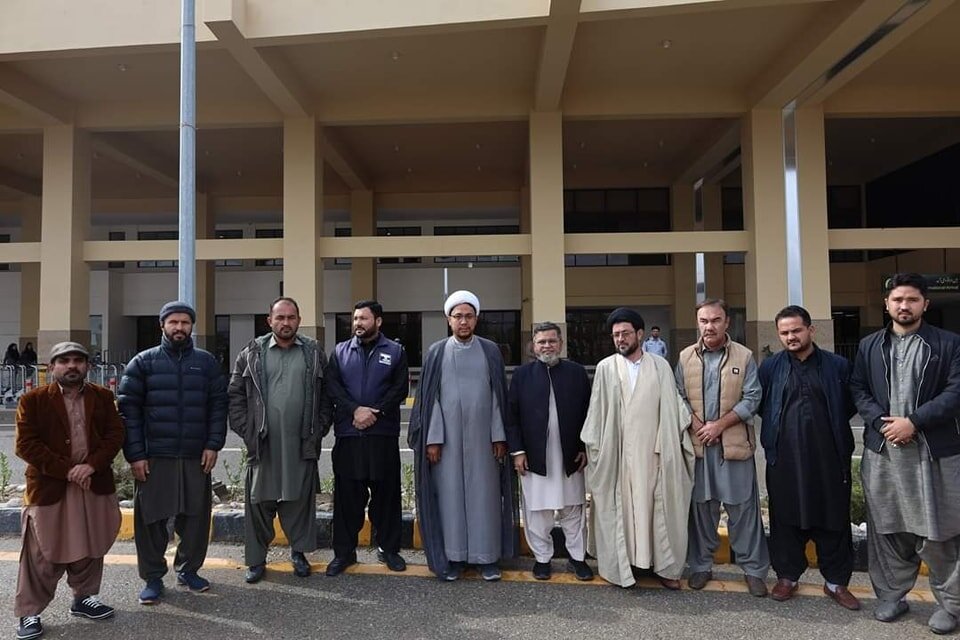 ہم معاملات کو حکمت عملی سے حل کرتے ہیں / مسائل کا حل باہمی مشاورت سے ہی ممکن ہے