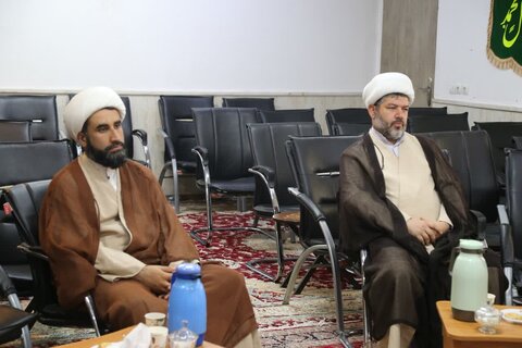 تصاویر/ نشست هم اندیشی مسئول مرکز ارتباطات و امور بین الملل حوزه علمیه خوزستان با مدیران مدارس علمیه عرب زبان استان